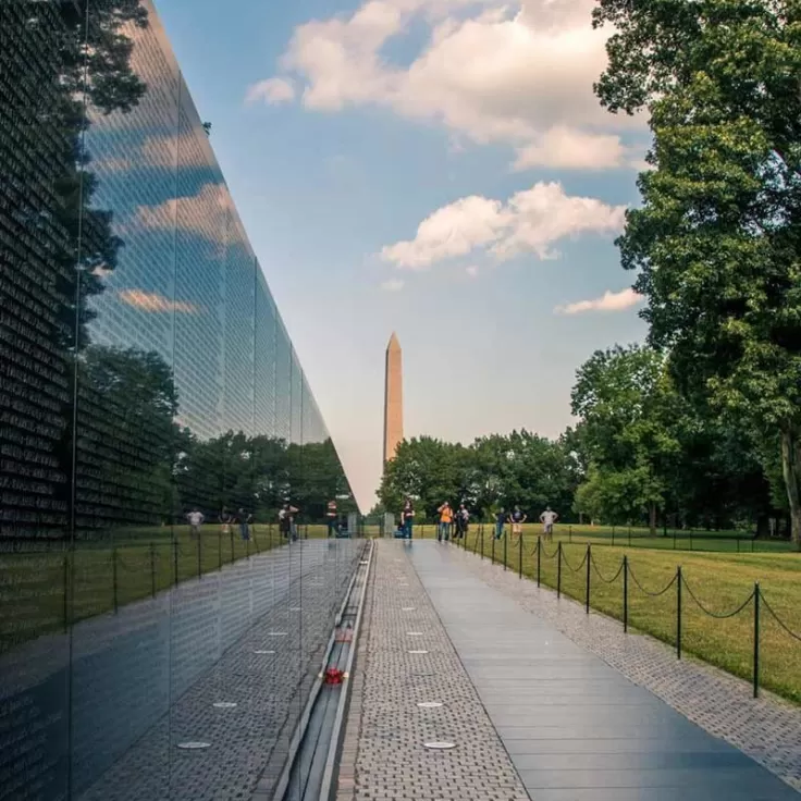 @brianjacobsphotography - Giornata di sole estivo al Vietnam Veterans Memorial sul National Mall di Washington, DC