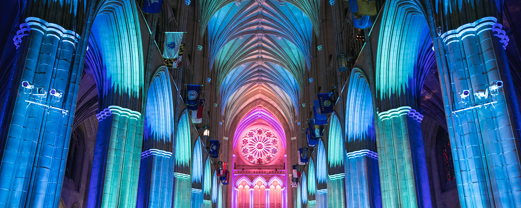 Kathedraal licht van binnen op met blauwe en roze lichten (tegoed: Jason Dixson)
