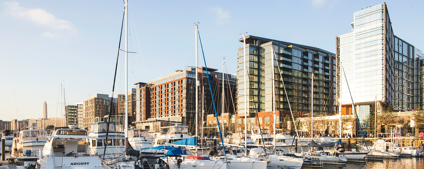 El paseo marítimo de Wharf durante el día.