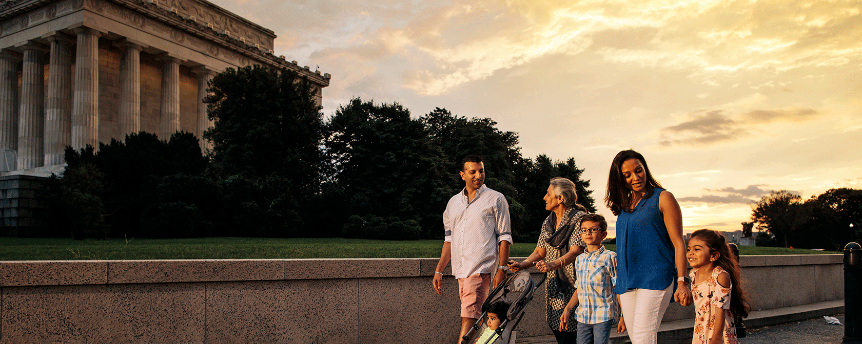一家人在林肯紀念堂散步