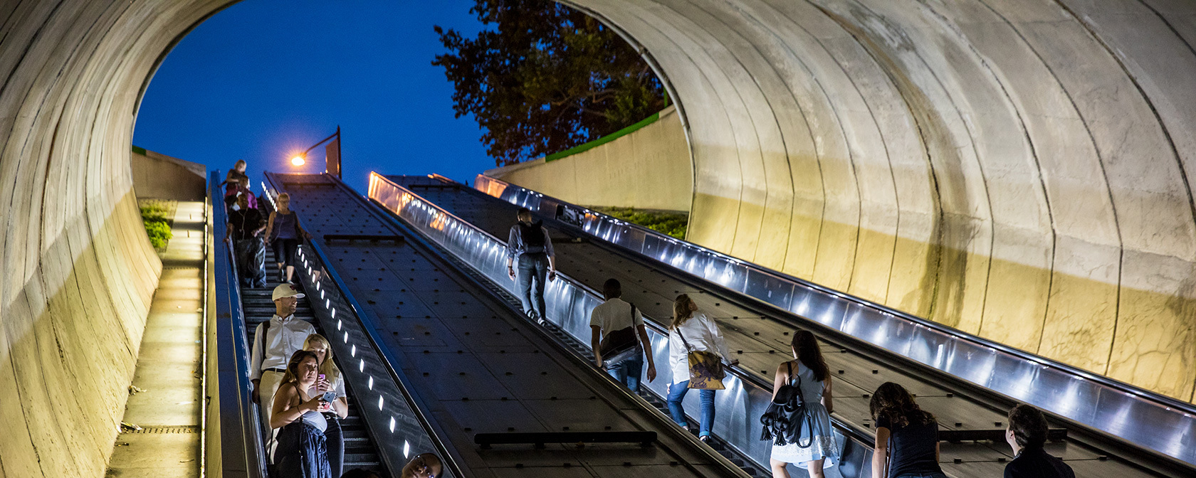 Dupont Circle 북쪽 출구에서 에스컬레이터를 타고 지하철 탑승자