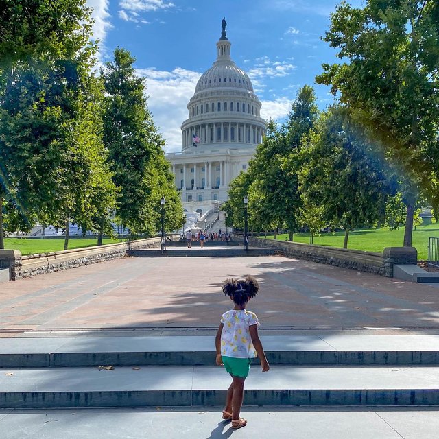 @thewanderlustmomma - 美國國會大廈旁的小女孩