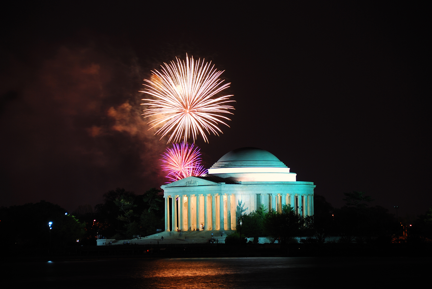 Thomas Jefferson Memorial com fogos de artifício no céu noturno