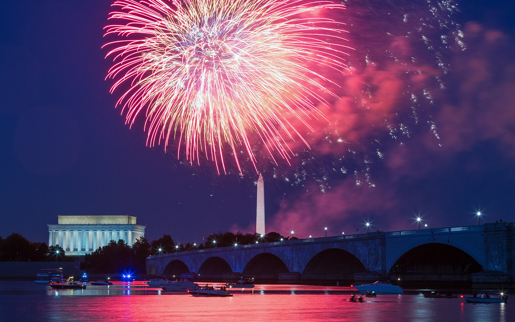 4. Juli Feuerwerk über dem Potomac River mit dem Lincoln Memorial, dem Washington Monument und der Arlington Bridge im Hintergrund