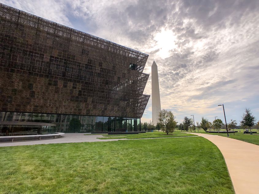 史密森尼國家非裔美國人歷史和文化博物館，背景是華盛頓紀念碑