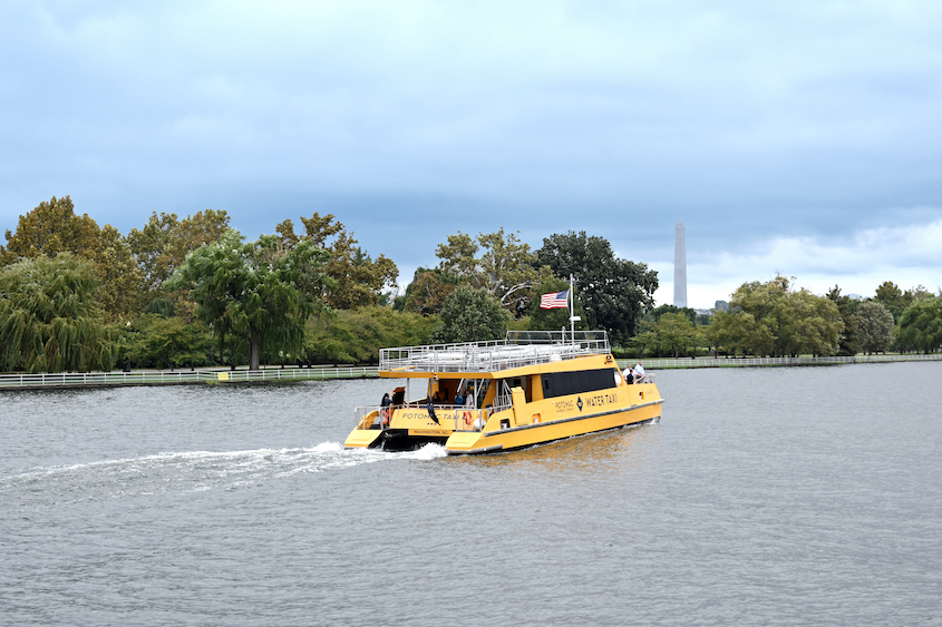 Taxi acqueo che naviga lungo il Washington Channel