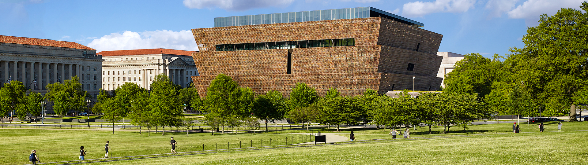 Museu Nacional de História e Cultura Afro-americana no National Mall com o Monumento a Washington