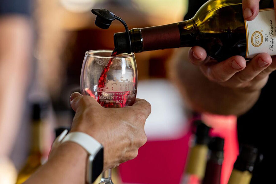 Verser du vin dans le verre au Mount Vernon Fall Wine Festival