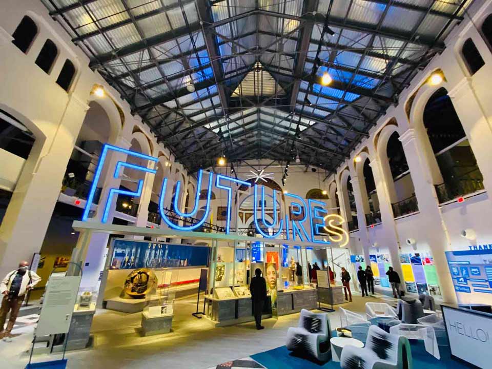 'FUTURES' no Edifício Smithsonian's Arts and Industries