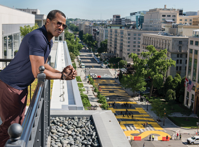 Elliott Ferguson, presidente e CEO da Destination DC com vista para Black Lives Matter Plaza