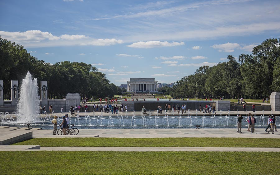 Lincoln Memorial e Memorial Nacional da Segunda Guerra Mundial no outono