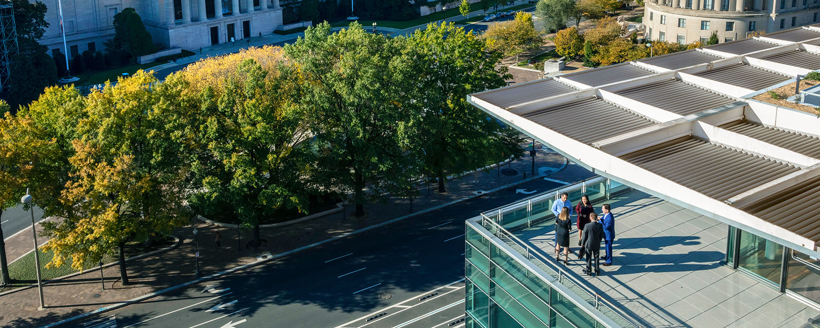 Reuniões Conectadas - Telhado do Newseum com árvores - Sustentabilidade