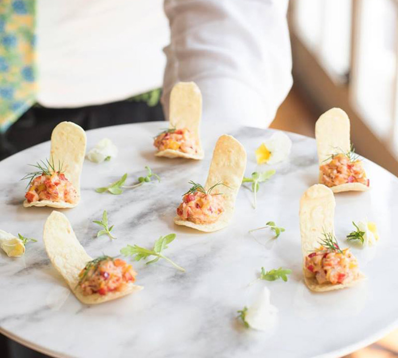 Patatas fritas wonton de maíz y langosta servidas por Ridgewells Catering