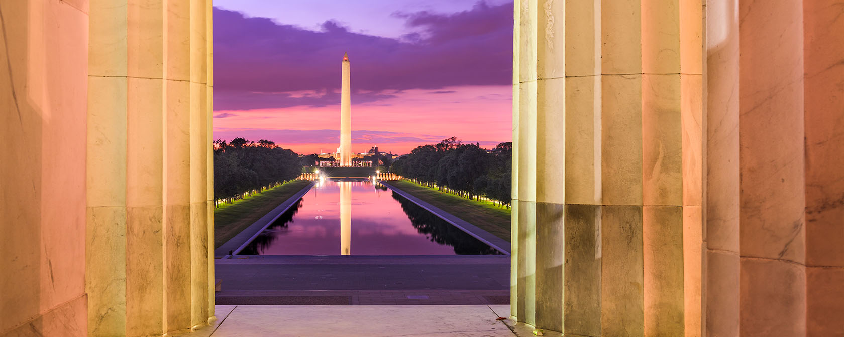Blick auf das Washington Monument und den Reflecting Pool vom Lincoln Memorial mit hübschen Sonnenuntergangsfarben