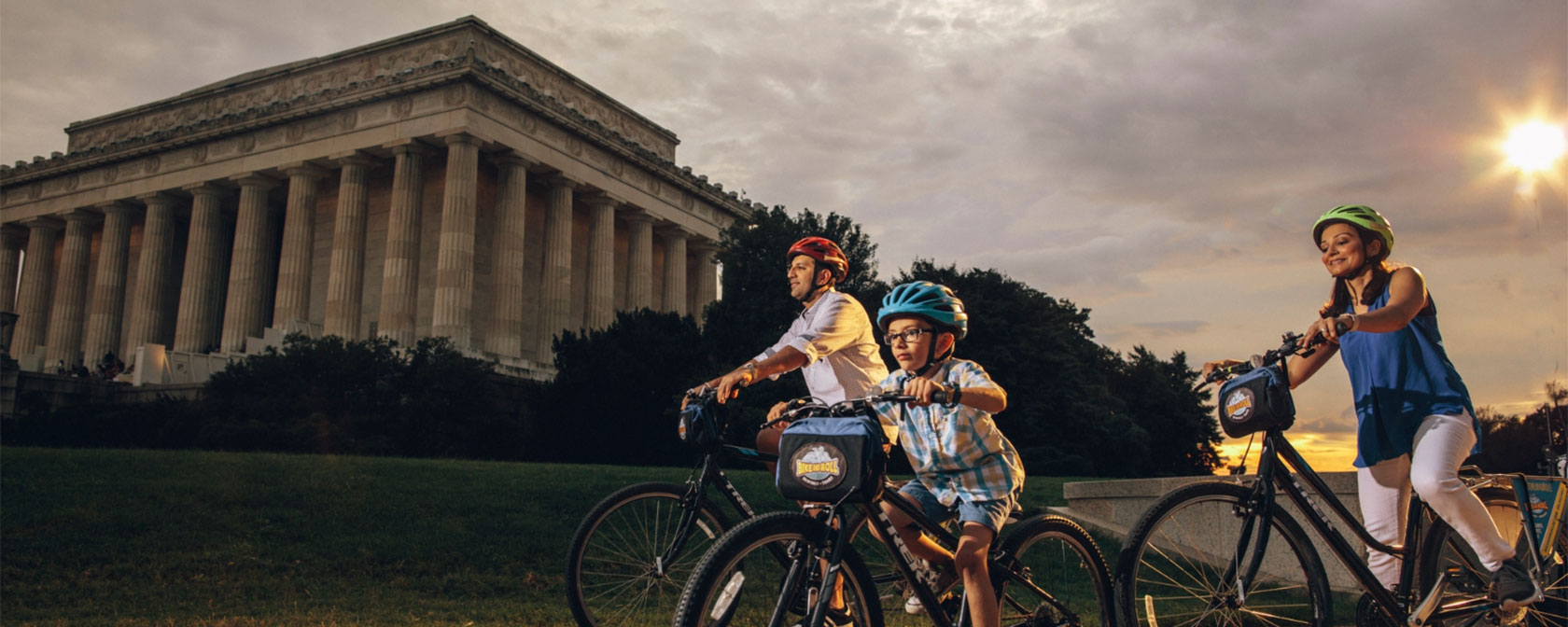 Famiglia in bicicletta davanti al Lincoln Memorial