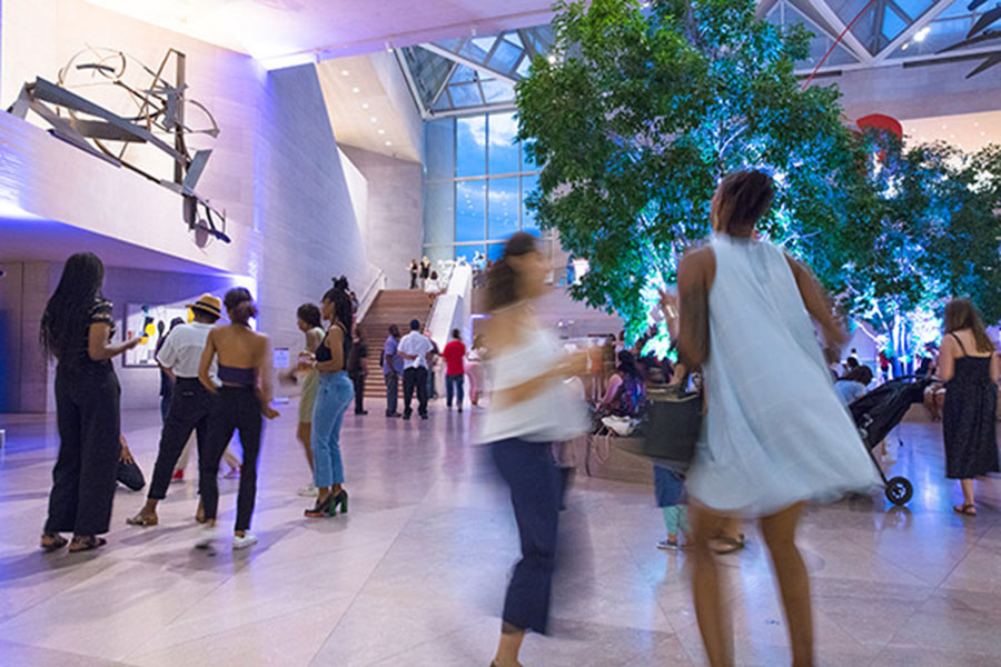 Balli di gruppo all'interno della Galleria Nazionale d'Arte