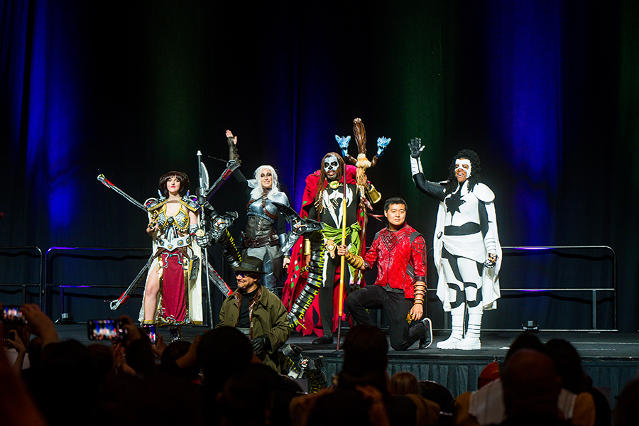 Groupe de personnes déguisées en costumes pour Awesome Con