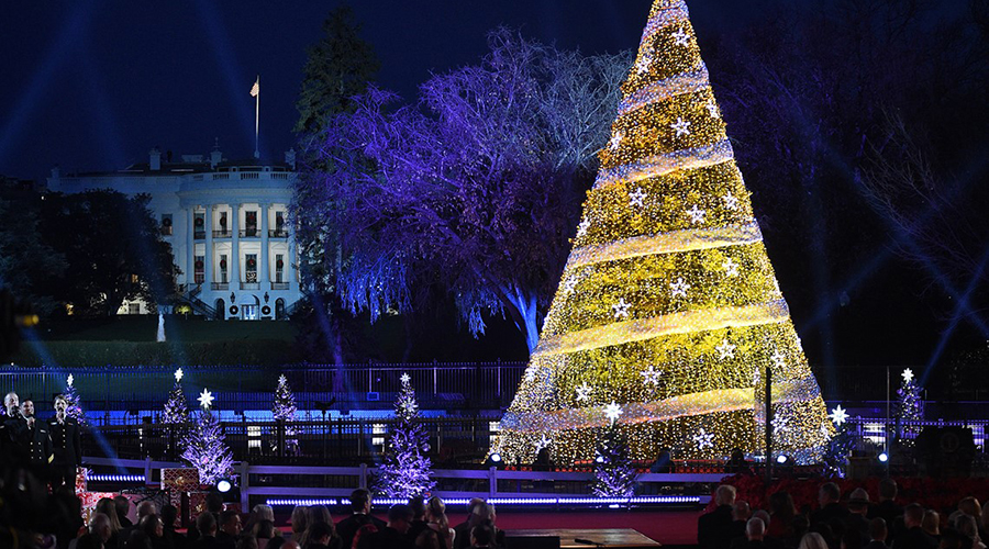 Foto capturada de la ceremonia nacional de iluminación del árbol de Navidad fuera de la Casa Blanca