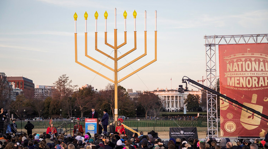 Foto capturada de la ceremonia de encendido de la Menorá Nacional fuera de la Casa Blanca