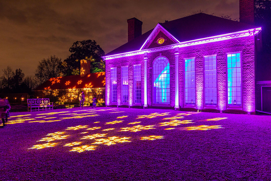 La finca de Mount Vernon se ilumina para las fiestas con luces rosas y copos de nieve