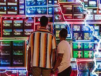 Couple looking at art at Smithsonian American Art Museum