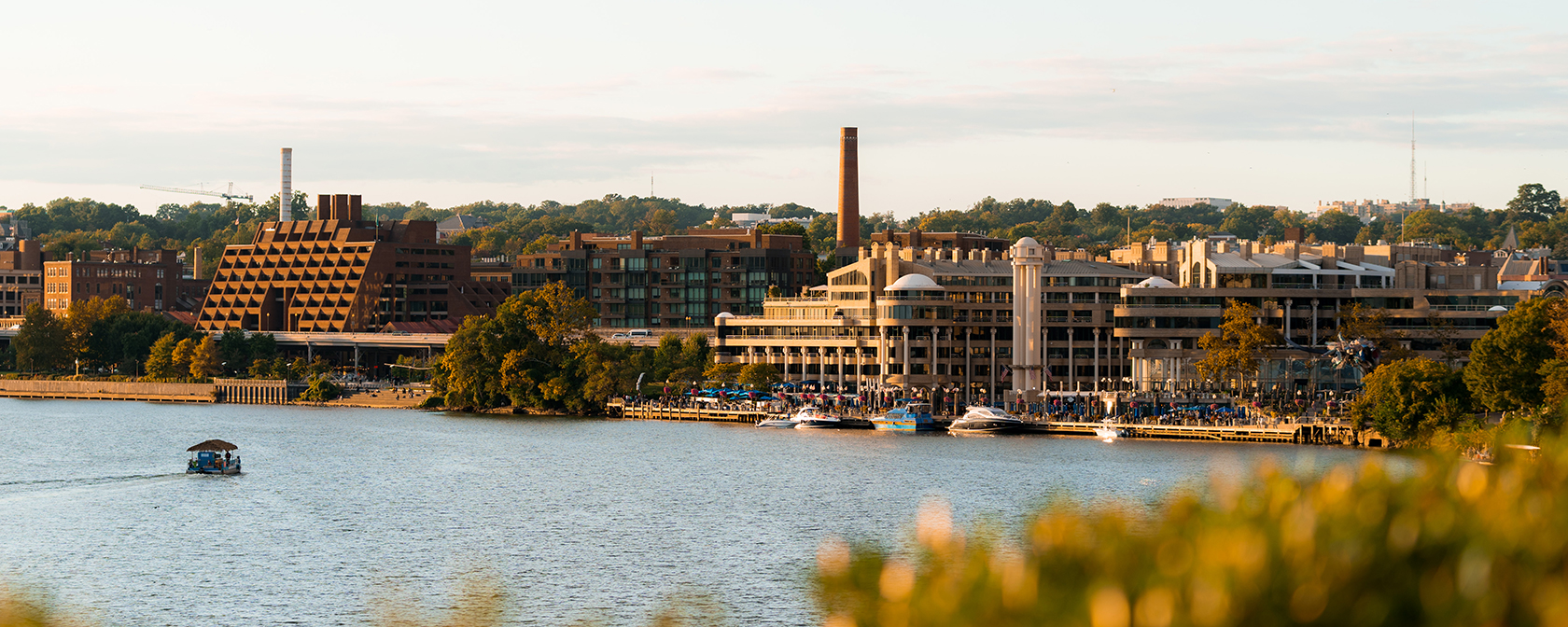 Blick auf die Skyline von Georgetown mit dem Potomac River