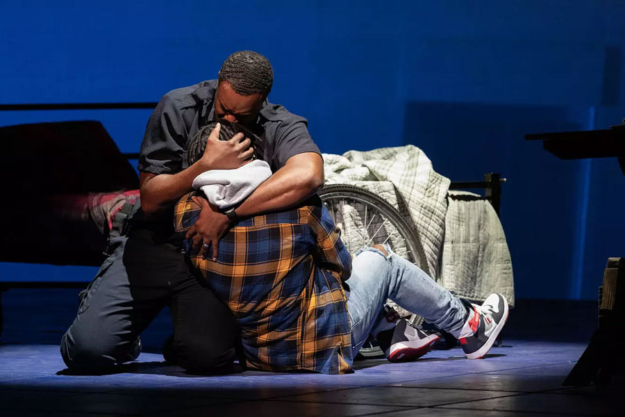 Foto de dos personas abrazándose de la producción teatral de 'Blue'