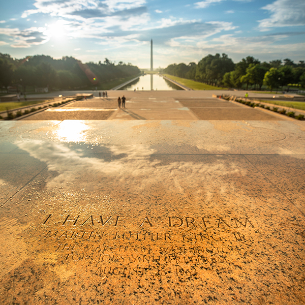 "Tengo un sueño" grabado en los escalones del Lincoln Memorial