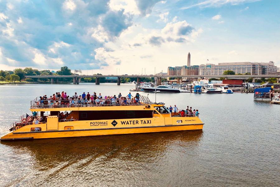 Le bateau-taxi du quai