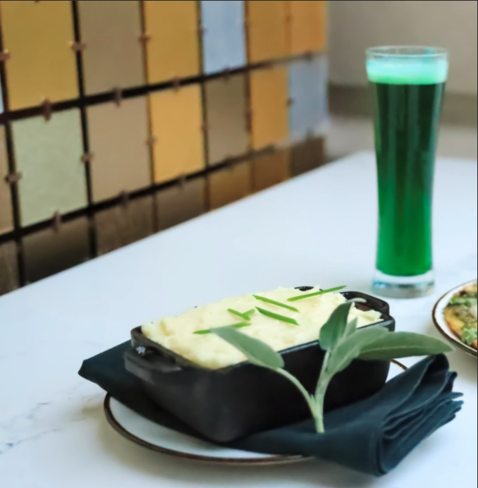 녹색 맥주와 아일랜드 음식 한 접시