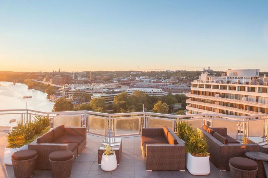 Upside Rooftop restaurant & bar - Picture of Canopy by Hilton