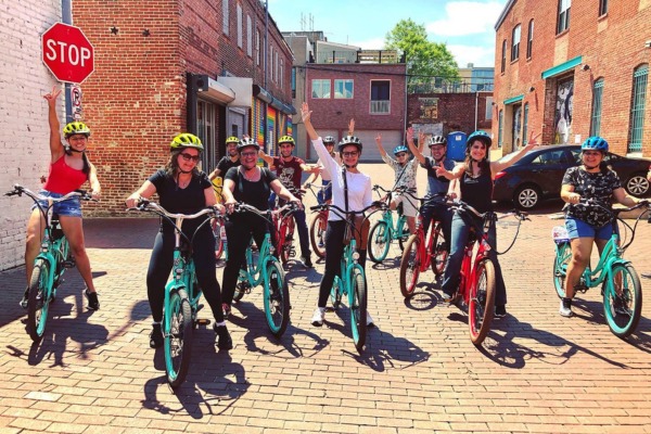 Gruppo di tour in bici a Blagden Alley a Washington, DC