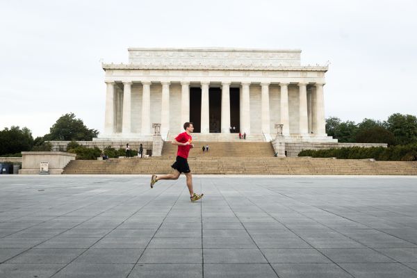 Person, die vor dem Lincoln Memorial läuft