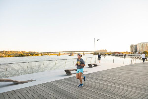 Pessoa correndo ao longo do rio Anacostia