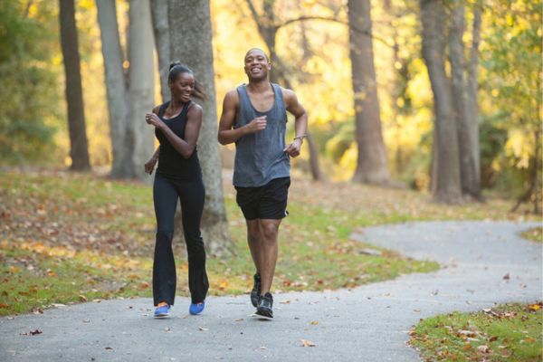 Couple courant dans le parc Rock Creek