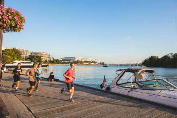 Gruppe von Menschen, die neben der Georgetown Waterfront laufen