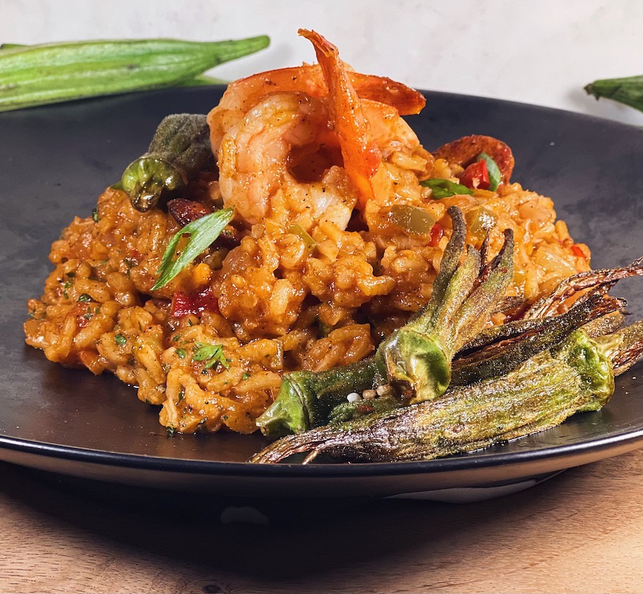 主廚 Nay 的藍草燴飯，特色是安多維爾香腸、蝦和雞肉，配以炸秋葵。