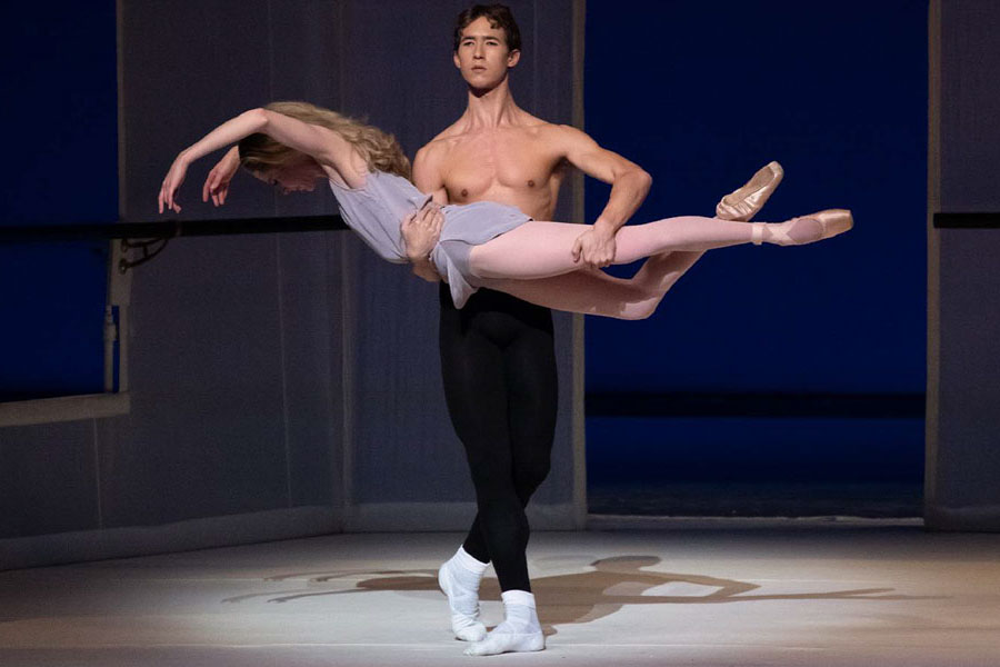 Foto de bailarinos no palco do New York City Ballet
