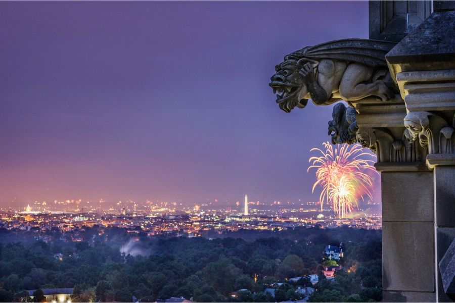 Fuochi d'artificio dalla cattedrale nazionale di Washington