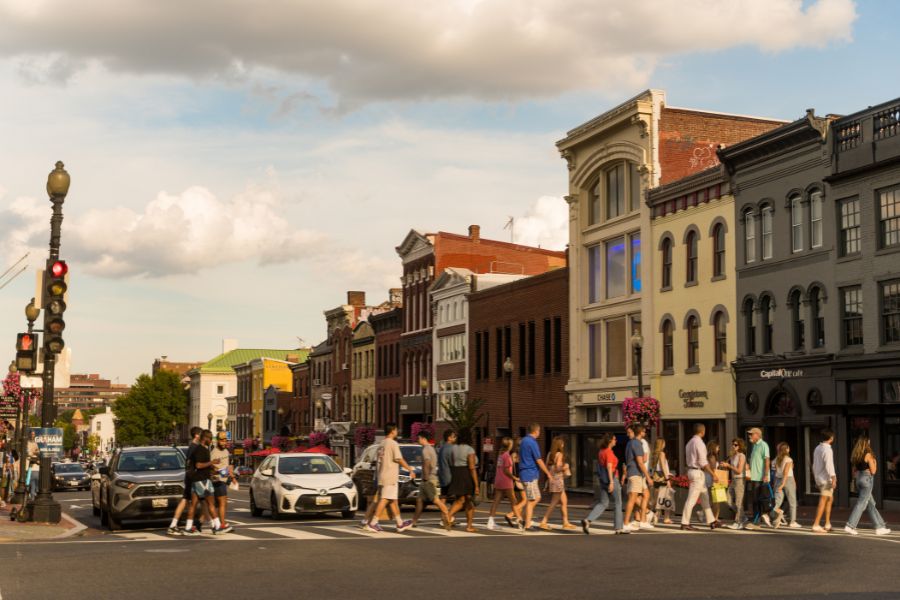 Pedestres atravessando a rua em Georgetown
