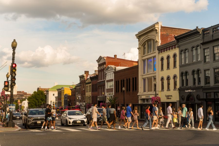 Peatones cruzando la calle en Georgetown