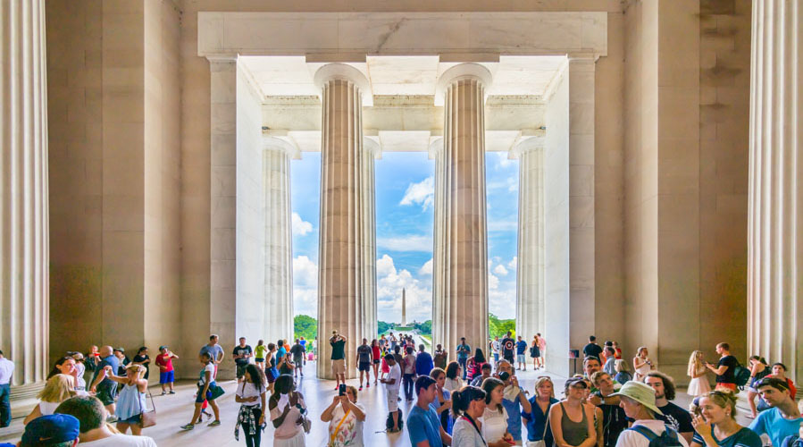 Les personnes visitant le Lincoln Memorial