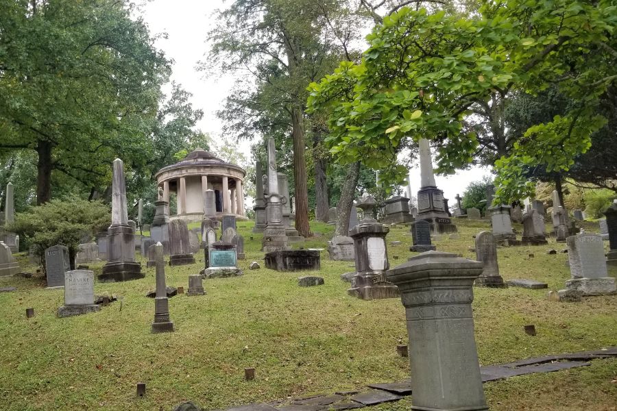몰 밖에서의 투어: 잘 알려지지 않은 오크힐 묘지(Oak Hill Cemetery)
