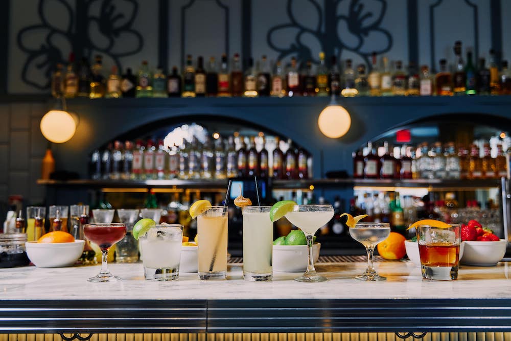 Cocktails alignés au bar