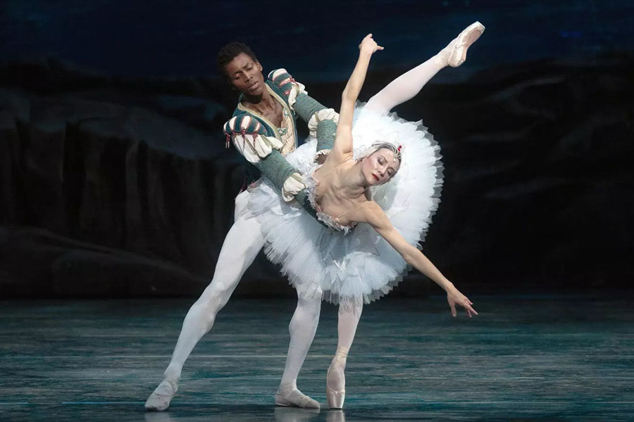Teatro de ballet americano: El lago de los cisnes