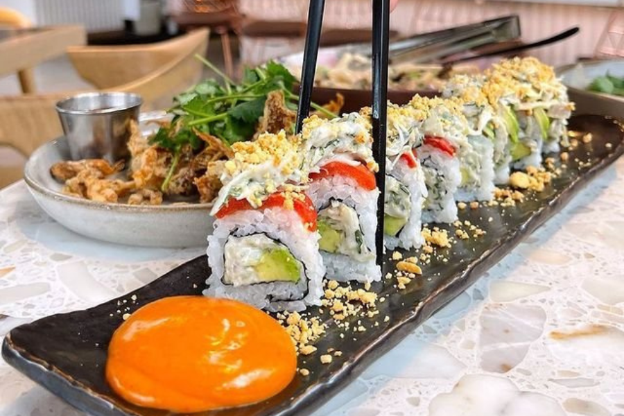 Un rouleau de sushi