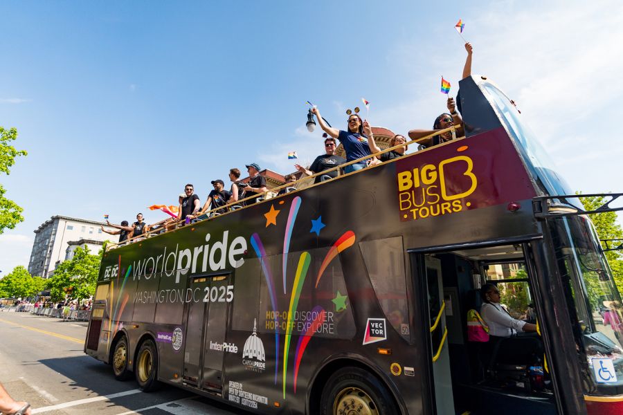 Défilé des grands bus WorldPride 2025