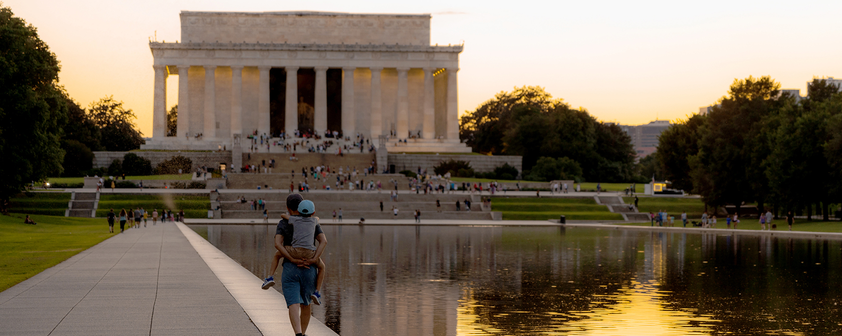 Família caminhando no Lincoln Memorial