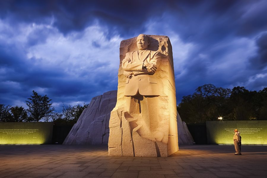 夜にライトアップされるマーティン・ルーサー・キング・ジュニア記念碑