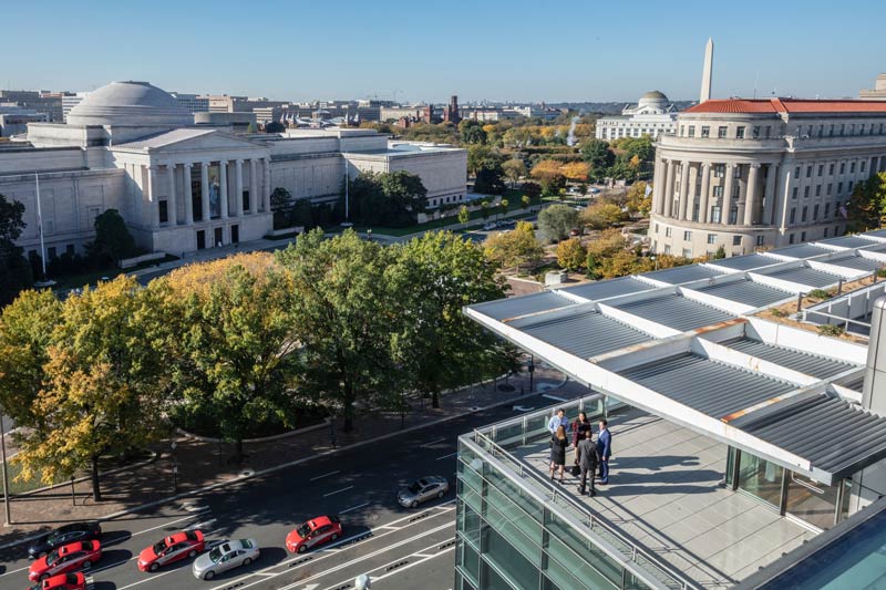 Reunião no terraço do Newseum com vista para os museus de Washington, DC e muito mais